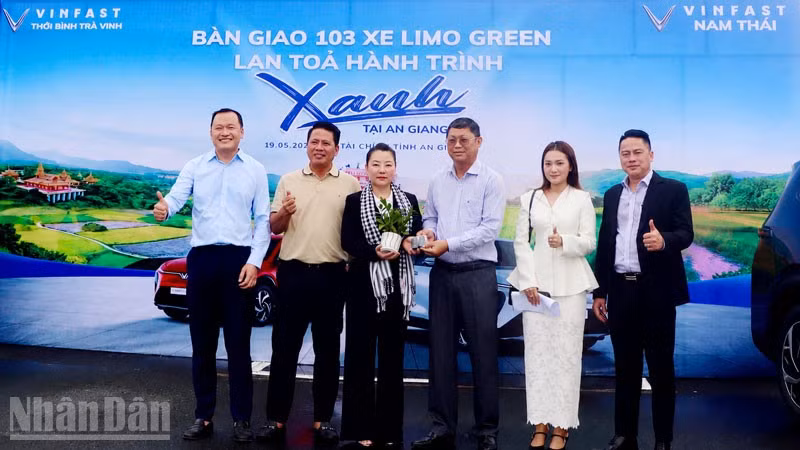 Quang cảnh buổi bàn giao xe.