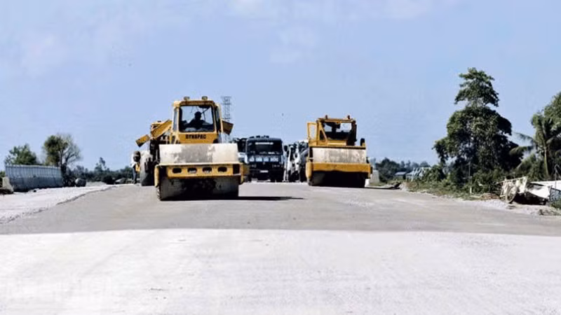 Công nhân thi công đoạn trên tuyến Hòn Đất-Kiên Lương.