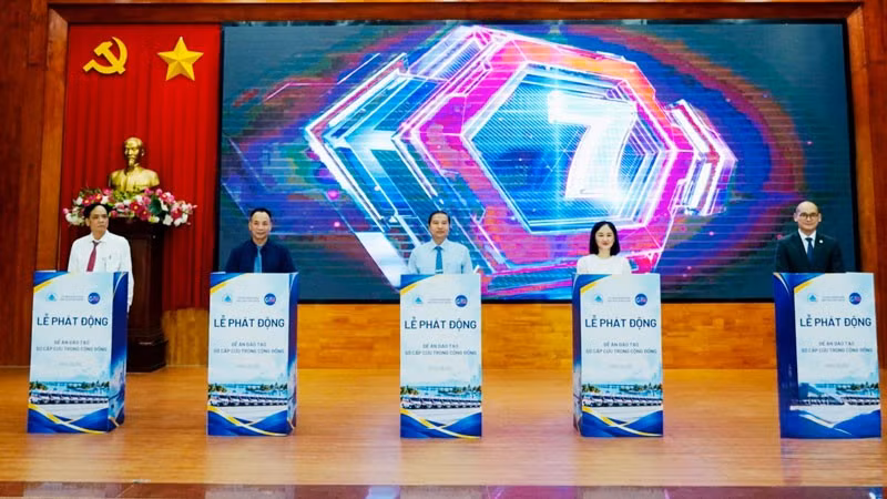 Lãnh đạo Ủy ban nhân dân Đặc khu Phú Quốc cùng đại diện Sở Y tế An Giang, Bệnh viện Vinmec Phú Quốc, Trung tâm Y tế Phú Quốc phát động Đề án Đào tạo sơ cấp cứu ban đầu cho cộng đồng. (Ảnh: HOÀNG DUNG)