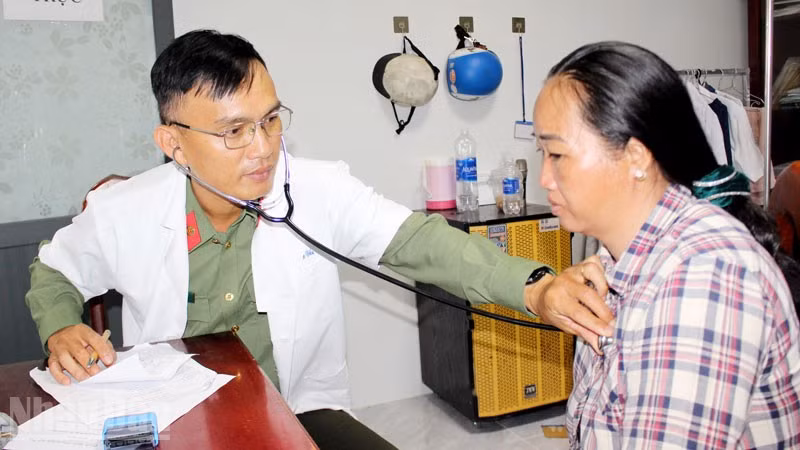 Khám bệnh, cấp thuốc miễn phí cho người dân ở Hòn Mấu, đặc khu Kiên Hải.