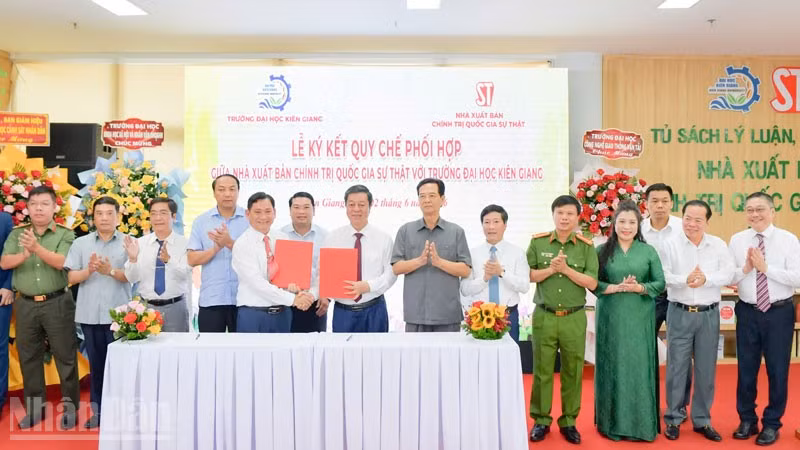 Lãnh đạo Nhà xuất bản Chính trị quốc gia Sự thật và Trường Đại học Kiên Giang ký kết quy chế phối hợp trong giai đoạn mới. 