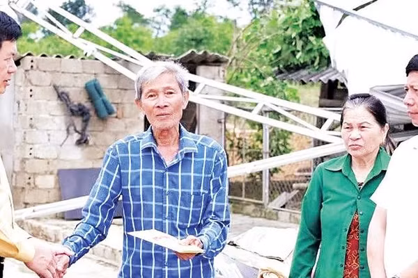 Đại diện lãnh đạo Ủy ban Mặt trận Tổ quốc Việt Nam tỉnh Nghệ An trao hỗ trợ hộ dân bị thiệt hại về nhà ở tại xã Quỳ Hợp (Ảnh TTH)