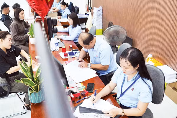Cán bộ làm việc tại Trung tâm phục vụ hành chính công phường Hải Châu, Đà Nẵng. (Ảnh: ANH ĐÀO)