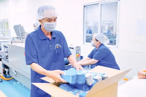 Bên trong nhà máy sản xuất bao bì tại Thành phố Hồ Chí Minh do doanh nghiệp Singapore đầu tư (Ảnh TÙNG ANH)