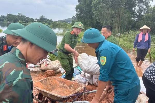 Bộ đội tham gia đắp đê ngăn lũ tại Bắc Ninh. (Ảnh: ĐG)
