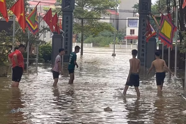 Nước lũ từ sông Cầu tràn vào sân đình Vân Hà. (Ảnh: ĐG)