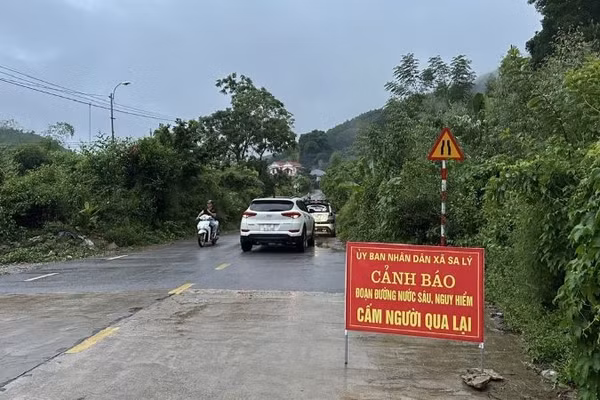 Cảnh báo ngầm tràn bị ngập sâu tại xã Sa Lý. (Ảnh: ĐG)