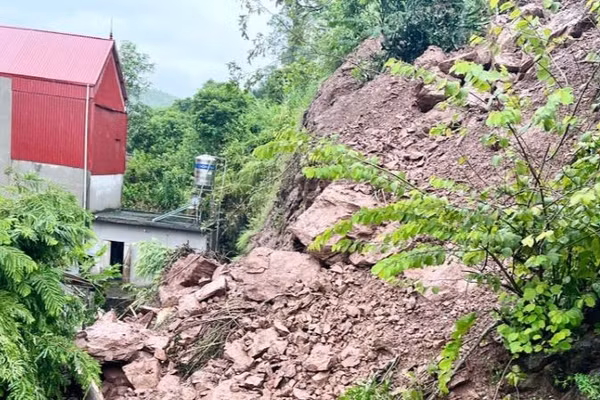 Sạt lở đất vào nhà hộ dân tại xã Biên Sơn, tỉnh Bắc Ninh. (Ảnh: BG)