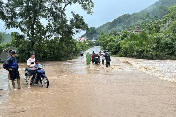 Một điểm ngập đường giao thông tại xã Sa Lý trưa ngày 21/8. (Ảnh: ĐH)