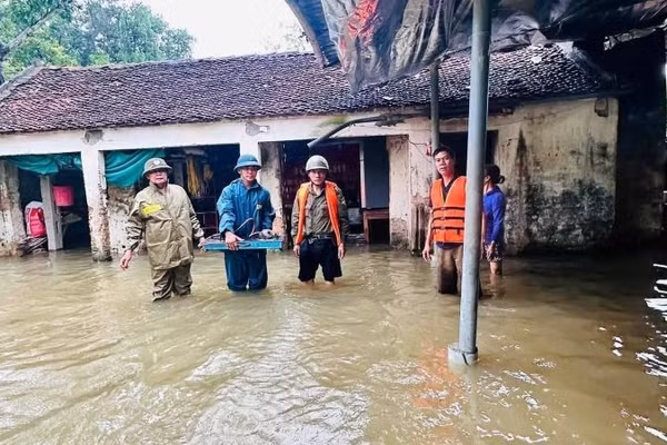 Lực lượng quân đội giúp người dân xã Ngọc Thiện di dời tài sản tránh lũ. (Ảnh: SG)