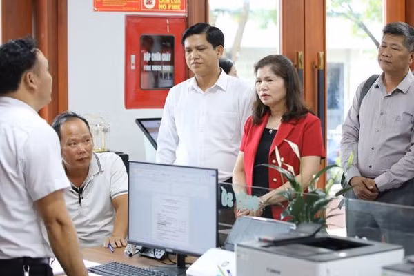 Đoàn giám sát của Hội đồng nhân dân thành phố Bắc Ninh làm việc tại phường Nếnh. (Ảnh: Quốc Phương)