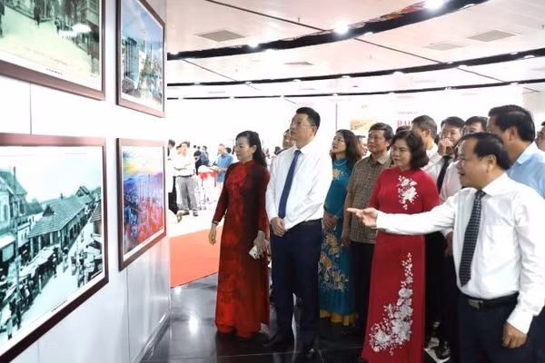 Các đại biểu thăm quan triển lãm. (Ảnh: DL)