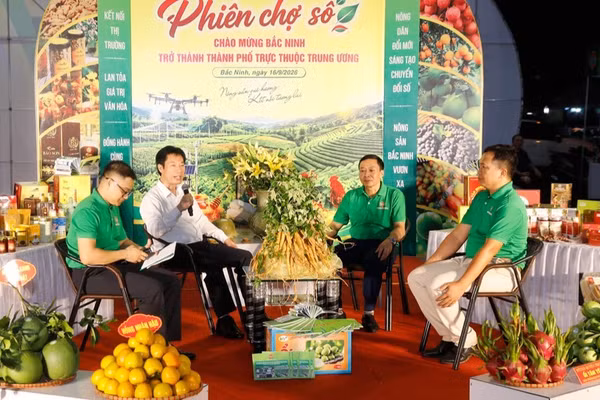 Các đại biểu tham gia phiên livestream bán hàng tại hội chợ. (Ảnh: TĐ)