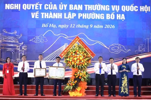 Các đồng chí lãnh đạo tỉnh Bắc Ninh tặng hoa chúc mừng Đảng bộ, chính quyền và Nhân dân phường Bố Hạ. (Ảnh: DL)