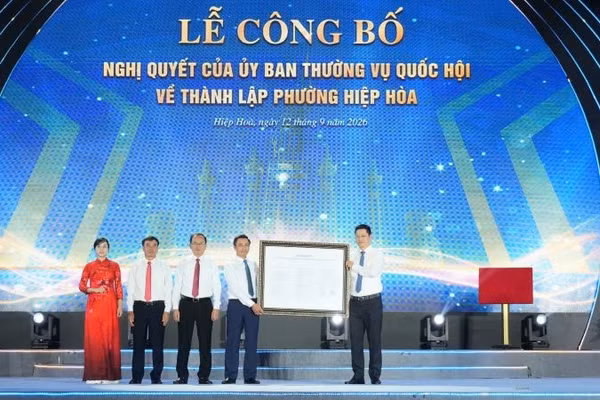Phó Bí thư Tỉnh ủy Bắc Ninh Trần Huy Phương trao Nghị quyết thành lập phường Hiệp Hòa cho lãnh đạo địa phương. (Ảnh: ĐT)