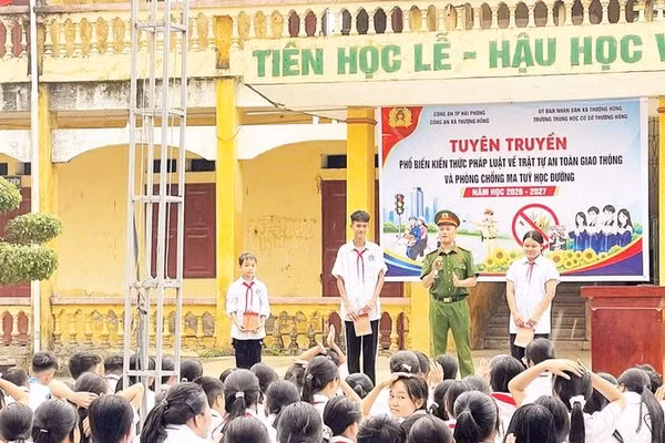 Công an xã Thượng Hồng (Hải Phòng) phối hợp tổ chức tuyên truyền, phổ biến kiến thức pháp luật về trật tự, an toàn giao thông và phòng, chống ma túy trong học đường (Ảnh DUYÊN VŨ)