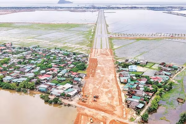 Dự án đường trục chính Khu kinh tế Vũng Áng có quy mô đầu tư gần 1.500 tỷ đồng sẽ được hoàn thiện và bàn giao trước ngày 30/11/2026.