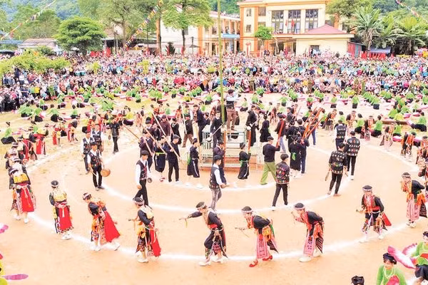 Tái hiện đám cưới người Dao tại lễ hội.