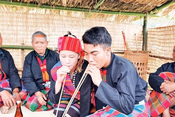Vợ chồng anh Hồ Văn Cường và chị Hồ Thị Trà My trong vai cô dâu, chú rể tại buổi phục dựng lễ cưới truyền thống của người Bru-Vân Kiều ở thôn Tà Rùng.