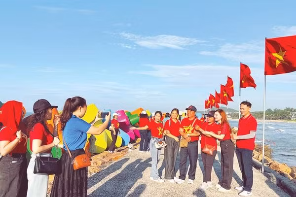 Du khách chụp hình tại khu vực Bãi đá Ông Địa.