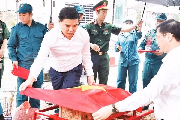 Công tác khai quật, lấy mẫu hài cốt liệt sĩ tại xã Quảng Bị.
