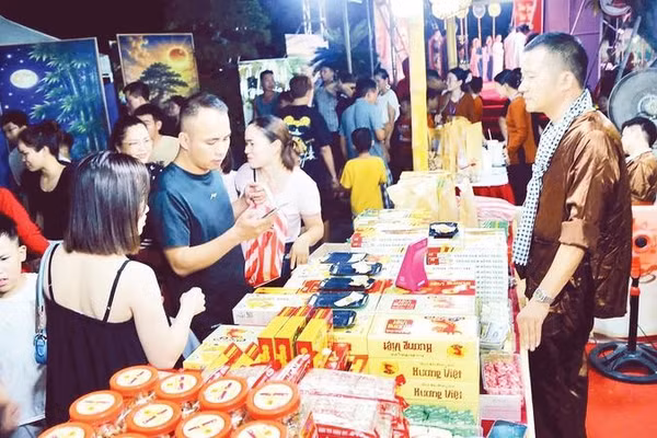Chợ quê thời Mạc trưng bày, quảng bá nhiều sản phẩm OCOP đến từ các vùng miền của Hải Phòng.
