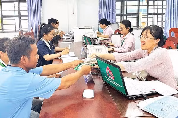 Phòng giao dịch số 1 Ngân hàng Chính sách xã hội xã Công Hải (tỉnh Khánh Hòa) thực hiện thủ tục giải ngân cho người nghèo vay vốn đầu tư phát triển kinh tế.