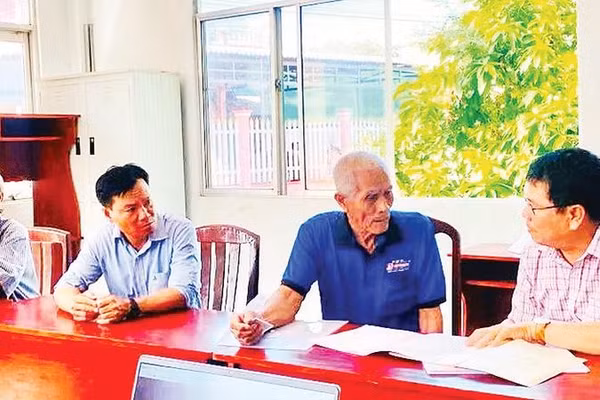 Cán bộ Trung tâm Phục vụ hành chính công xã Hòa Bình tận tình hướng dẫn, hỗ trợ, giải quyết thủ tục hành chính cho người dân.