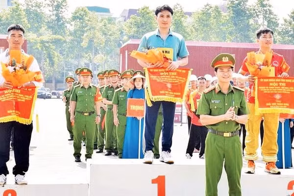 Ban tổ chức trao Giải nhất, nhì, ba cho các đội thi (Ảnh CTV)