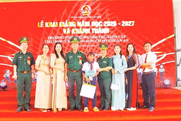 Niềm vui của “Con nuôi đồn biên phòng” trên tuyến biên giới phía tây Lâm Đồng trong năm học mới.