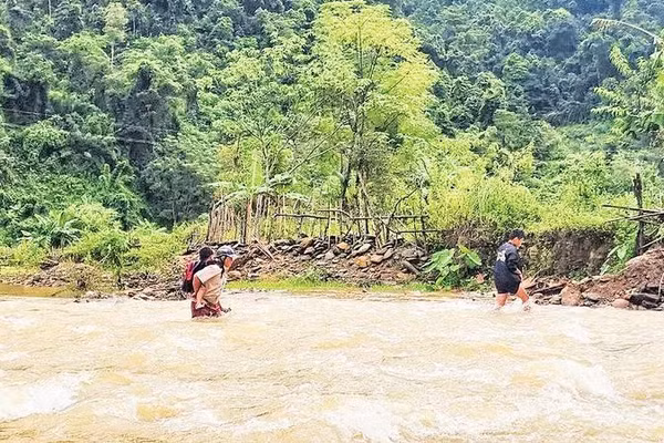 Bất chấp nước xiết và đường sạt lở, nhiều phụ huynh ở bản Na Ngân (xã Nga My, Nghệ An) vẫn cõng con vượt quãng đường hơn 20 km để đến trường.
