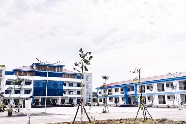 Trường trung học cơ sở Nguyễn Quang Bích (xã Vạn Xuân) vừa được đầu tư xây dựng khang trang, kịp thời đưa vào sử dụng trong năm học mới 2026-2027.