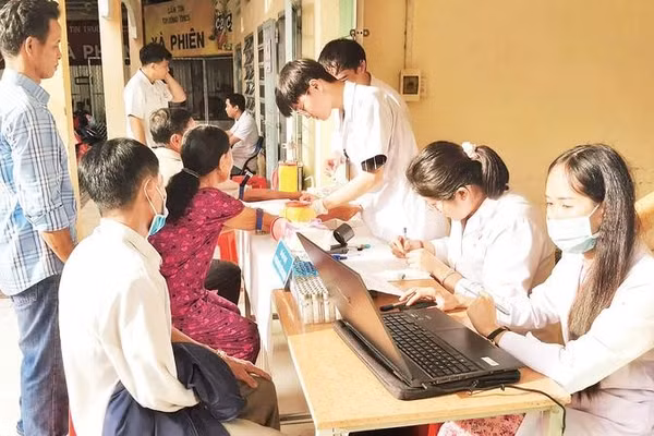 Bác sĩ Bệnh viện đa khoa số 10 khám bệnh cho người dân xã Xà Phiên.