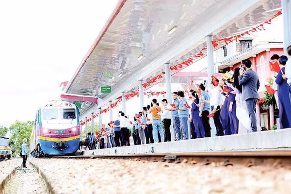 Huế đón đoàn tàu du lịch Phong Nha-Cố đô Huế trong ngày khai thác đầu tiên (Ảnh NGỌC TIẾN)