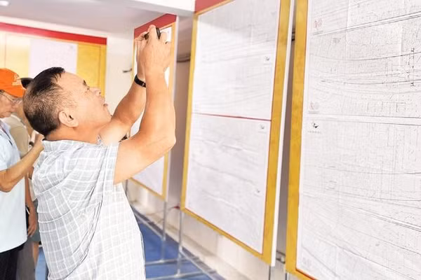 Người dân phường Hồng Hà tìm hiểu hướng tuyến trục đại lộ cảnh quan sông Hồng.