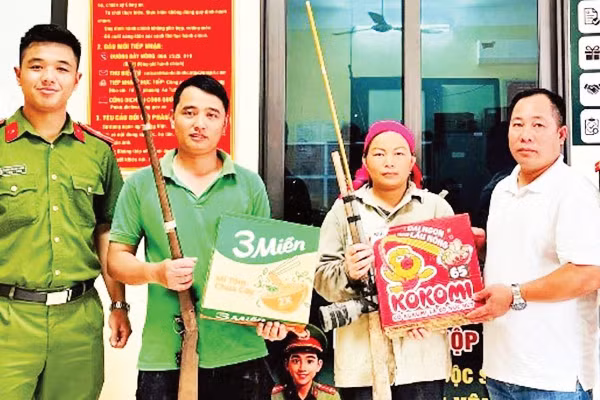 Mô hình “Đổi vũ khí, vật liệu nổ, công cụ hỗ trợ và pháo lấy quà” của Công an xã Thông Nguyên nhận được sự hưởng ứng từ Nhân dân.