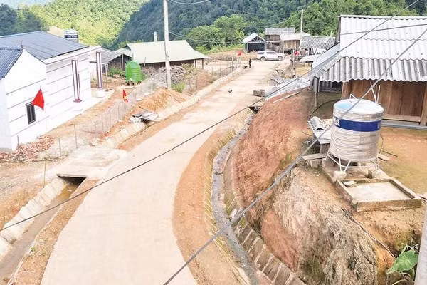 Tại điểm ổn định sắp xếp dân cư mới, 42 hộ với 255 nhân khẩu đồng bào dân tộc H'Mông bản Huổi Có, xã Mường La được hỗ trợ làm nhà và đầu tư đường, điện, nước và điểm trường mầm non.