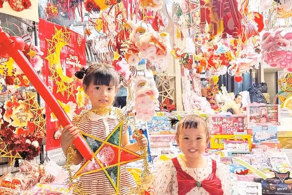 Trẻ em vui mừng đón nhận những đồ chơi Trung thu truyền thống.