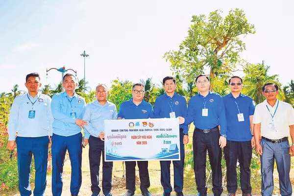 Thanh niên ba nước Việt Nam-Lào-Campuchia trồng cây hữu nghị.