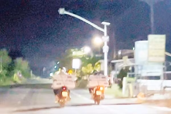 Các đối tượng vận chuyển thuốc lá lậu bằng xe mô-tô trên tuyến Quốc lộ 30 vào ban đêm.