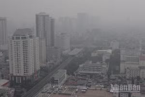 Tình trạng không khí Hà Nội vẫn tiếp tục ở mức rất xấu. (Ảnh: HOÀI AN)