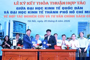 Phó Giáo sư, Tiến sĩ Bùi Đức Thọ, Bí thư Đảng ủy, Giám đốc Đại học Kinh tế Quốc dân và Phó Giáo sư, Tiến sĩ Bùi Quang Hùng, Bí thư Đảng ủy, Giám đốc Đại học Kinh tế Thành phố Hồ Chí Minh ký kết Thỏa thuận về hợp tác nghiên cứu và tư vấn chính sách công giữa hai đại học.