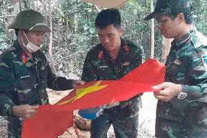 Cán bộ, chiến sĩ Đội K51 bao bọc hài cốt liệt sĩ để đưa về nơi bảo quản, thờ cúng. (Ảnh: Quốc Khánh)