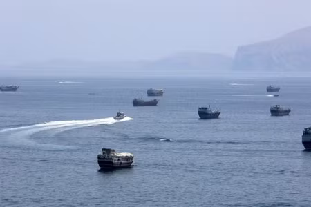 Tàu thuyền trên eo biển Hormuz. (Ảnh: THX/TTXVN phát)
