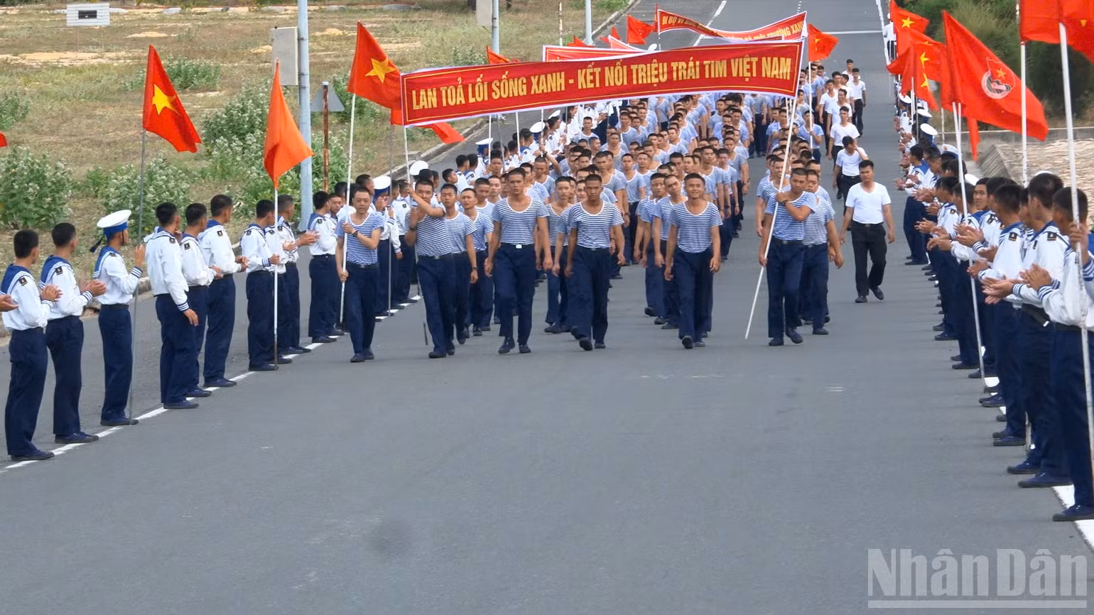ndo_br_doi-hinh-can-bo-chien-si-trung-tam-huan-luyen-vung-4-hai-quan-tham-gia-di-bo-trong-khong-khi-soi-noi-doan-ket-3.jpg