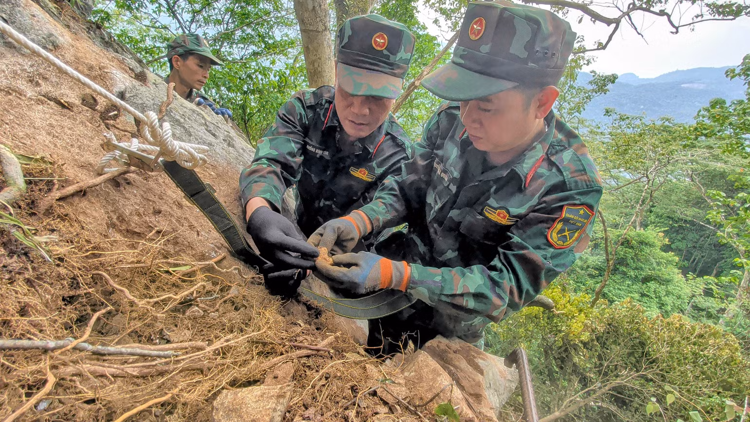 anh-5-dai-ta-khong-dinh-tam-chu-nhiem-chinh-tri-quan-khu-truc-tiep-tham-gia-quy-tap-hcls-tai-diem-cao-685-xa-thanh-thuy-tinh-tuyen-quang.jpg