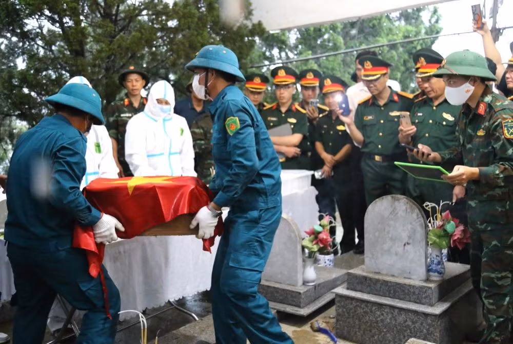 anh-8-quan-khu-2-chi-dao-lam-diem-lay-mau-hcls-tai-nghia-trang-bao-thang-xa-bao-thang-tinh-lao-cai.jpg