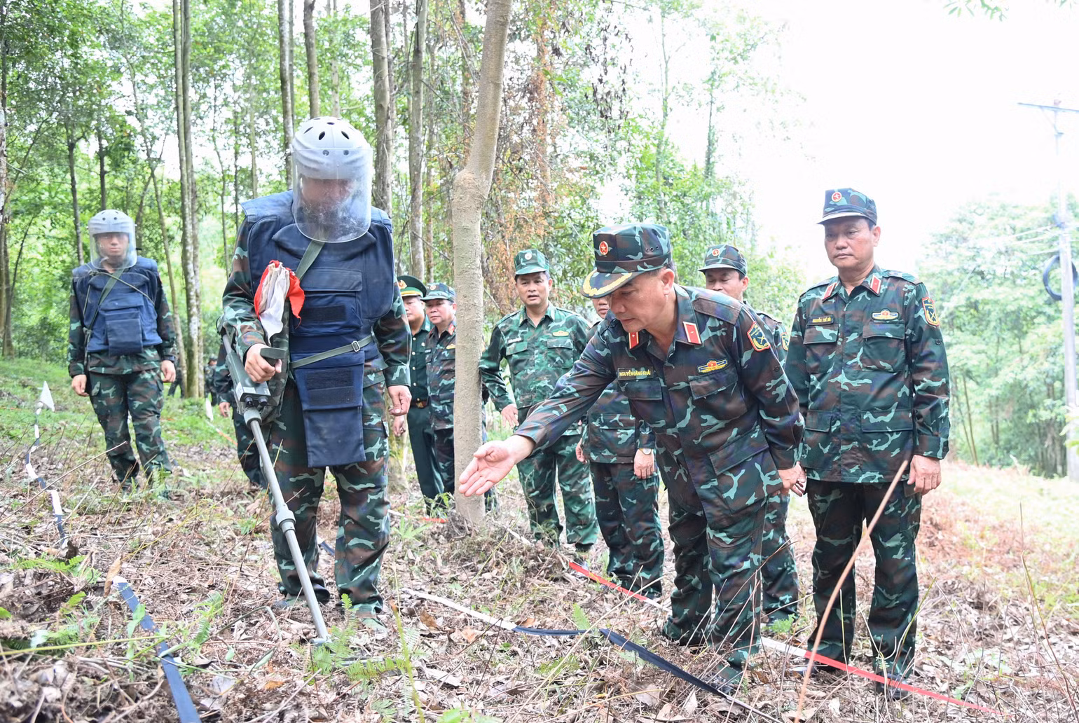 anh-4-thieu-tuong-nguyen-dang-khai-pho-tu-lenh-tham-muu-truong-quan-khu-2-chi-dao-cong-tac-ra-pha-bom-min-vat-no-tren-dia-ban-xa-bat-xat-tinh-lao-cai.jpg