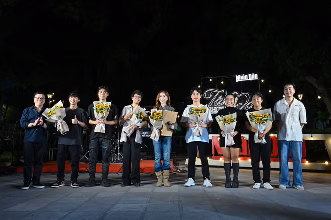 Đại diện Báo Nhân Dân và BEAT Network tặng hoa các nghệ sĩ trong Tán Đa Show.