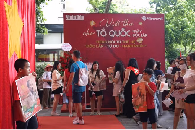 [Video] Xúc động và tự hào tại triển lãm “80 năm rạng rỡ non sông – Con đường Độc lập”